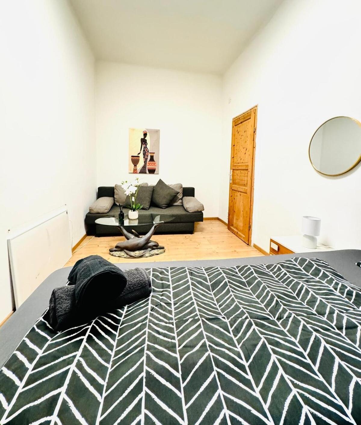Cozy 4br For Up To 12p 10-min To Fac Platz Apartment *