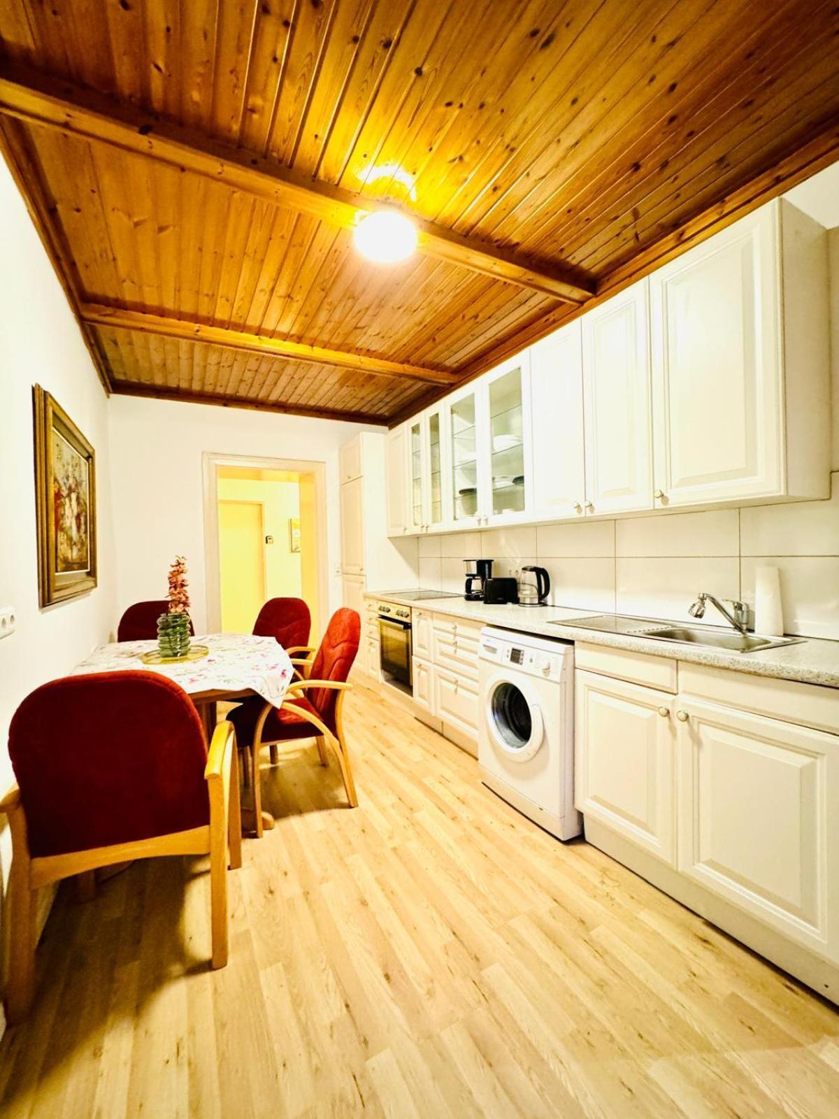 Cozy 4br For Up To 12p 10-min To Fac Platz Apartment