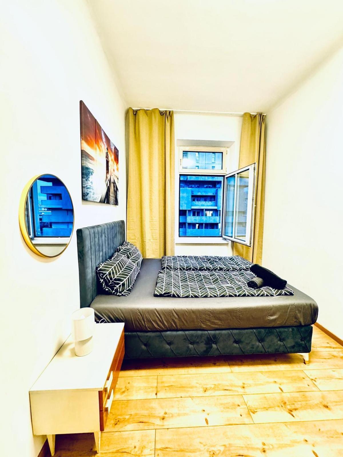 Cozy 4br For Up To 12p 10-min To Fac Platz Apartment *
