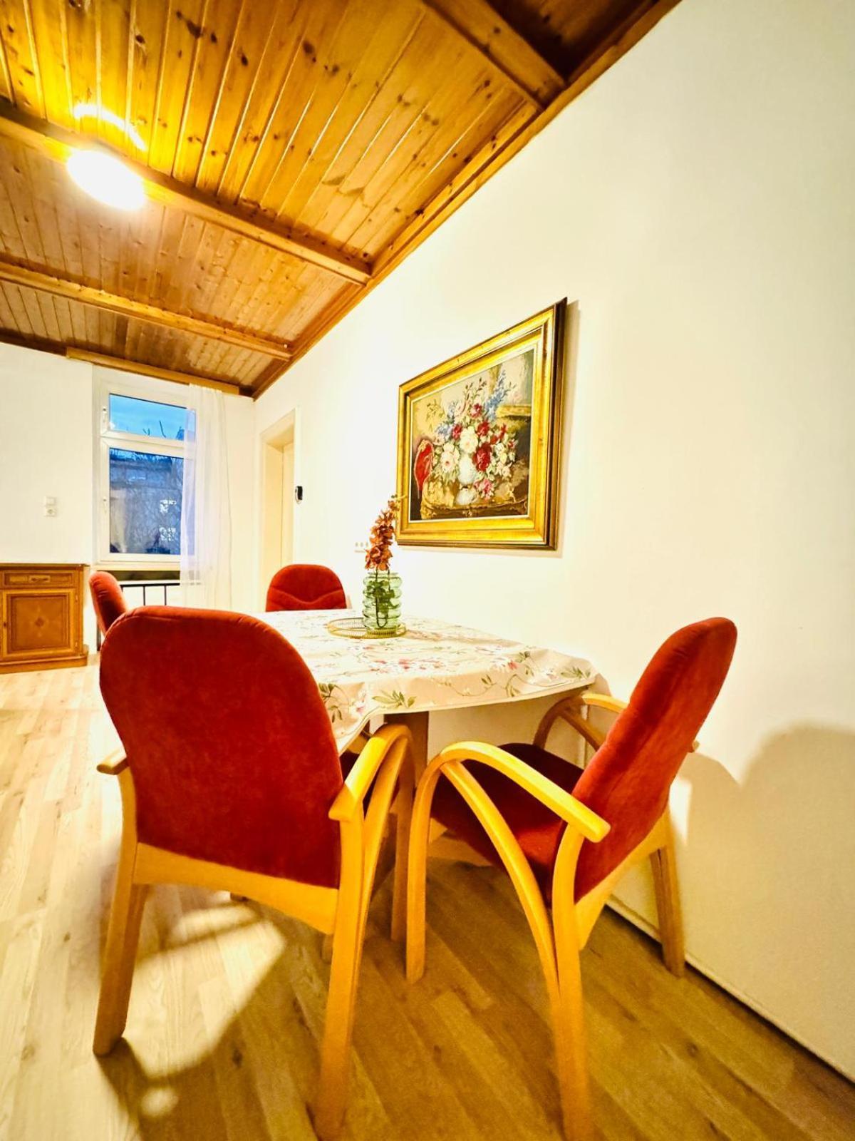 Cozy 4br For Up To 12p 10-min To Fac Platz Apartment *